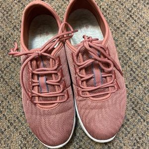 Clarks sneakers size 5 in good condition